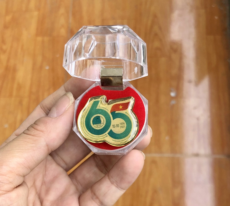 Huy Hiệu 65 Năm Mạ Vàng Huy Hiệu 65 Năm Mạ Vàng