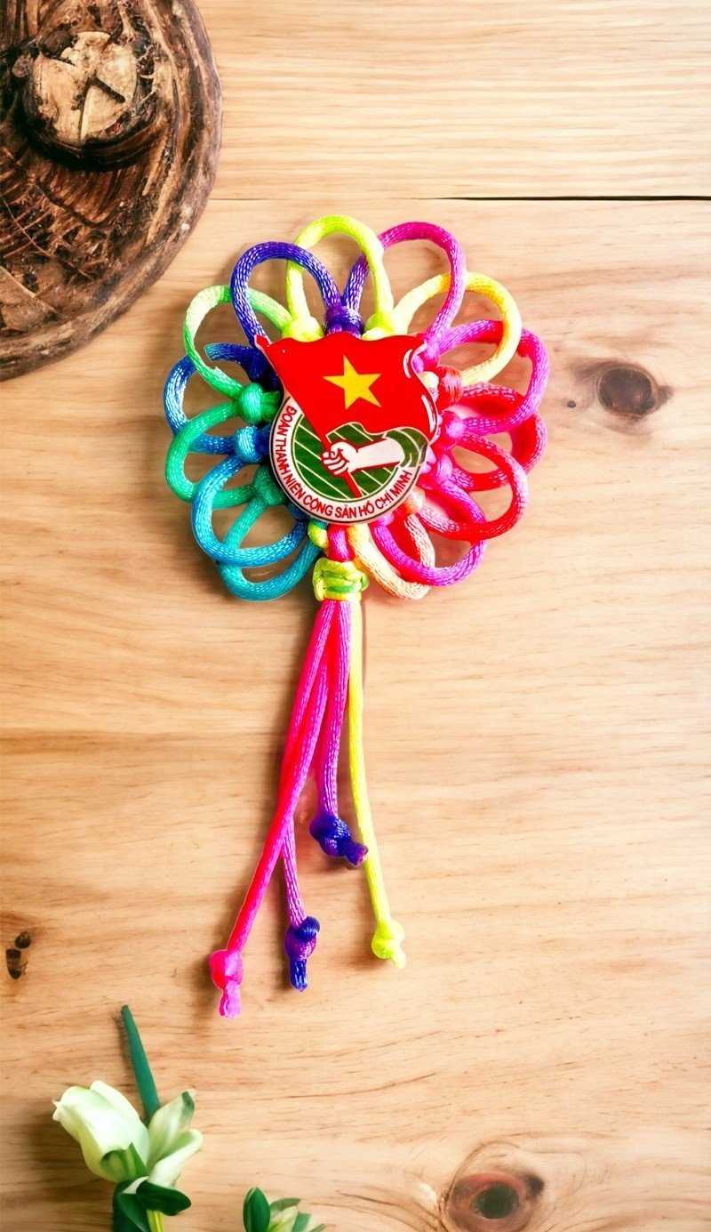 Huy Hiệu Đoàn - Hội - Đội Thắt Hoa Huy Hiệu Đoàn - Hội - Đội Thắt Hoa