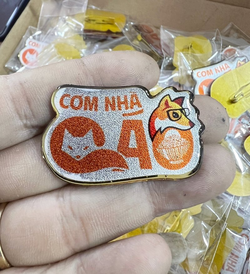 Huy Hiệu Inox - Cơm Nhà Cáo Huy Hiệu Inox - Cơm Nhà Cáo