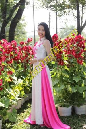 Áo dài trắng kết hoa hồng